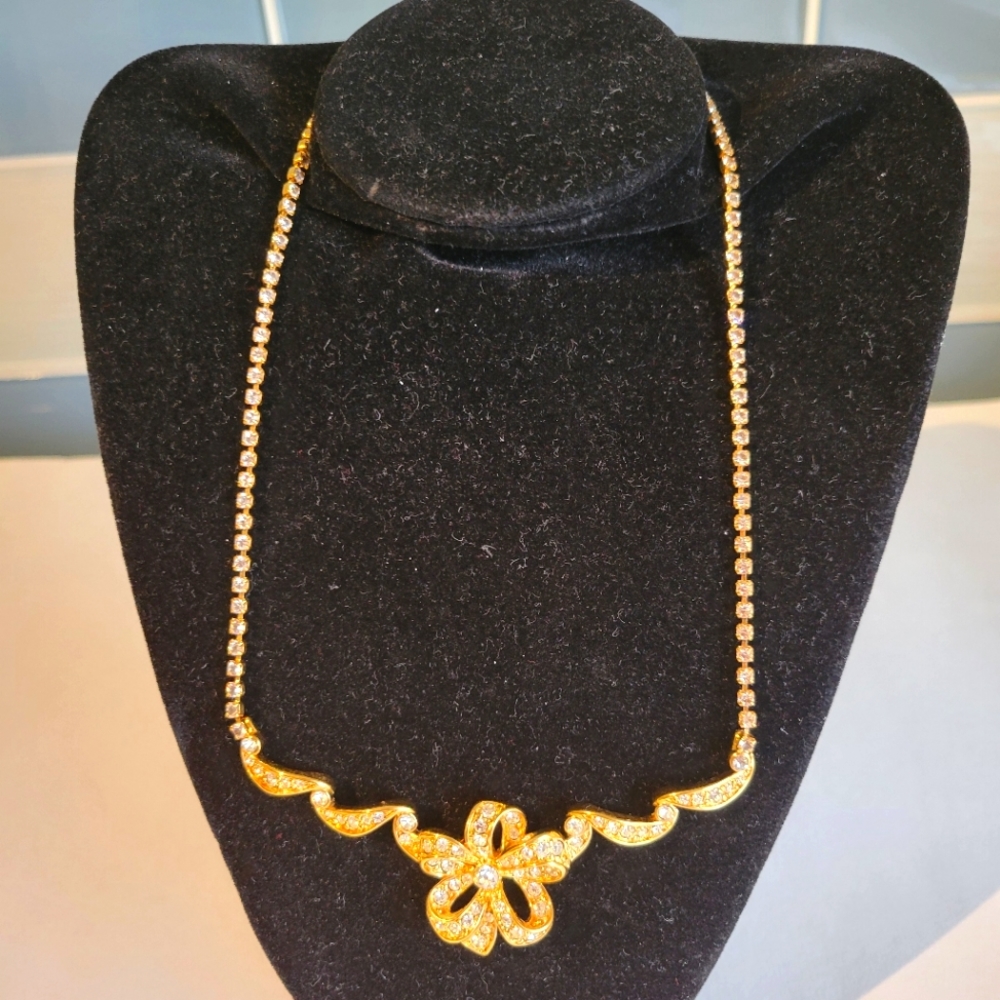 Monet vintage necklace